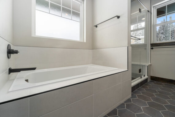 Oversized bathtub in Moosehorn Uphill Cabin