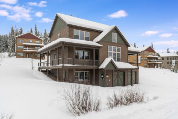 Exterior image of Rendezvous Moosehorn uphill cabin in the snow